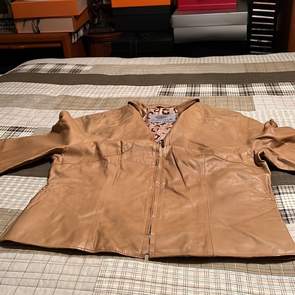 Jacket is flashy but not to flashy lightweight/spring&fall - Picture 4 of 6